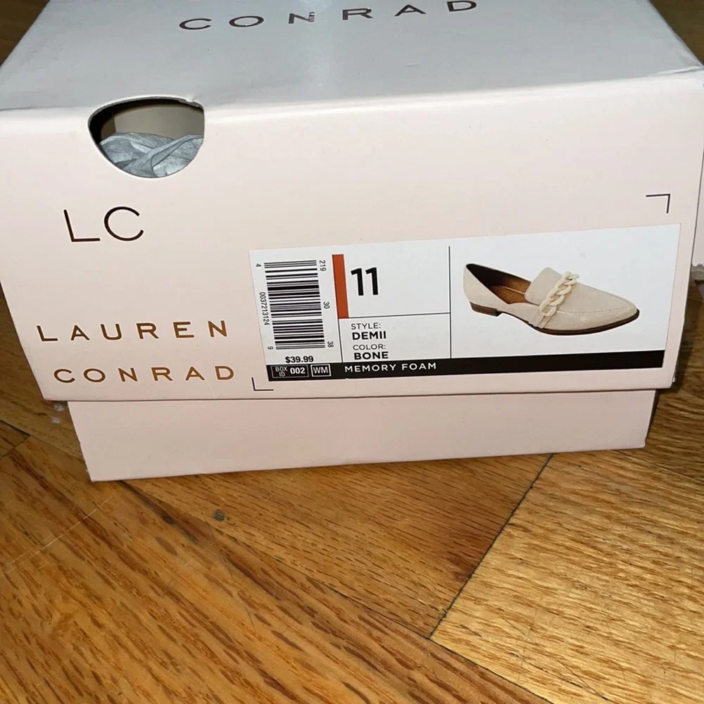 LC Lauren Conrad Cream Patent Leather Loafers with Chain Detail DEMII sz 11
